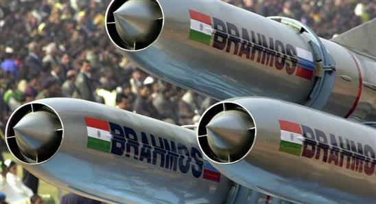 1 tên lửa BrahMos có thể chẻ tàu khu trục địch ra làm đôi