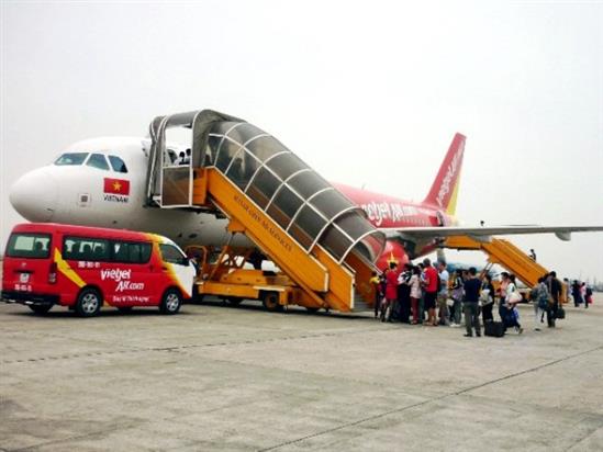 Cấm bay 2 hành khách gây rối tại sân bay, hút thuốc trên máy bay