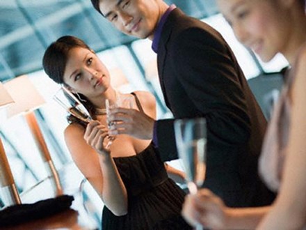 Chồng không thể làm ngơ trước cô hàng xóm độc thân đa tình