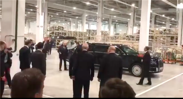 Video: Tổng thống Putin đi siêu xe Aurus vào xưởng Mercedes