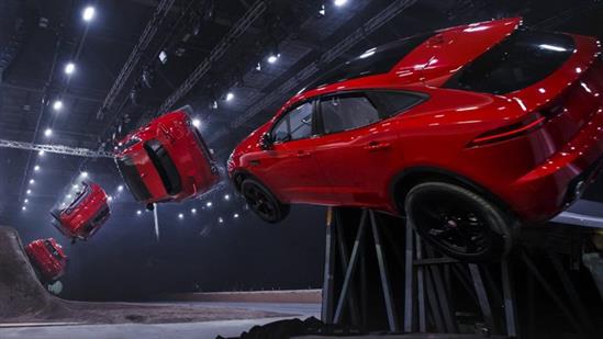 Jaguar E-Pace ra mắt bằng pha nhào lộn ngoạn mục
