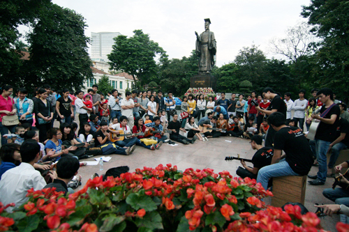 Biểu diễn những ca khúc Nga nổi tiếng tại phố đi bộ Hồ Gươm