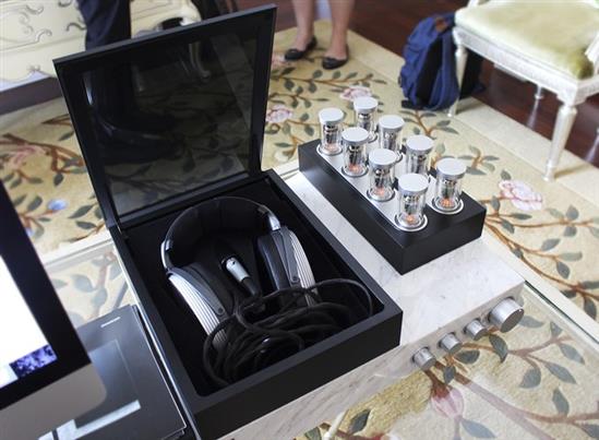 Tai nghe giá ''khủng'' 1,7 tỷ đồng tại Việt Nam có gì độc?