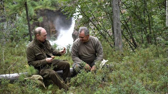 Giữa lúc Nga - Mỹ căng thẳng, ông Trump đi đánh golf, ông Putin đi tắm nắng, câu cá