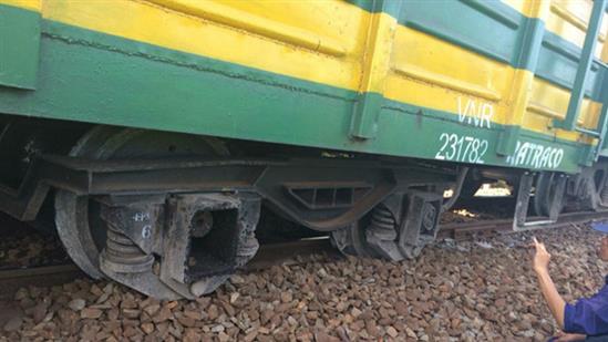 Tàu khách Lào Cai - Hà Nội bị trật bánh