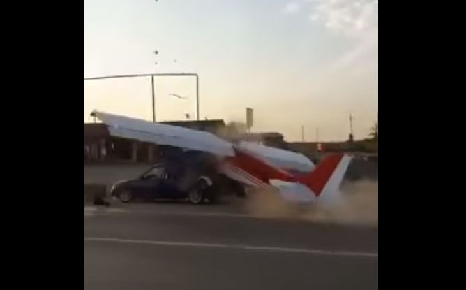 Cất cánh trên đường, máy bay Nga tông thẳng vào ô tô