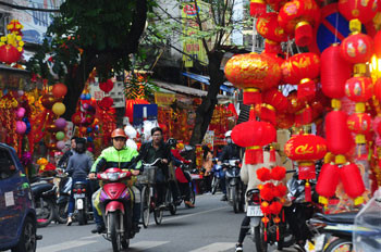 Đồ trang trí Tết Trung Quốc nhuộm đỏ phố Hàng Mã