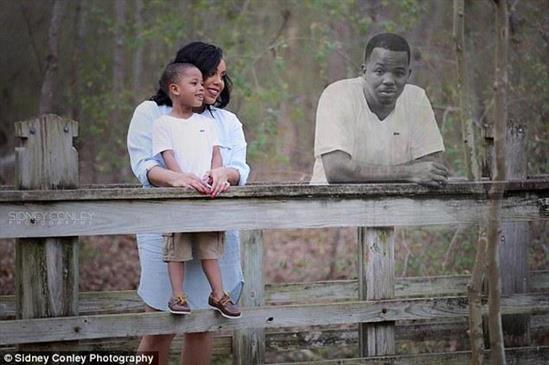 Xúc động tấm ảnh đoàn tụ của hai mẹ con và người cha đã mất