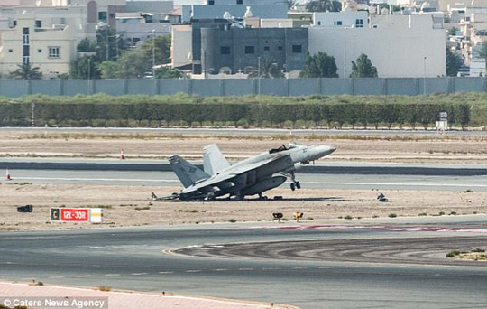 Chiếc đấu cơ Mỹ hạ cánh khẩn cấp, phi công lao ra ngoài