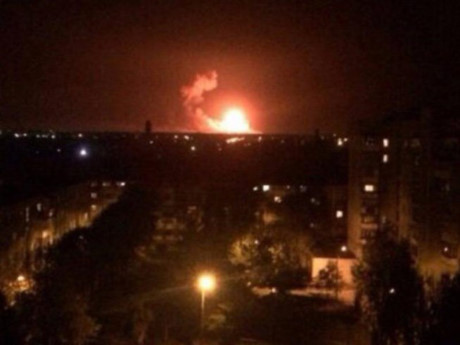 Nổ kinh hoàng ở kho vũ khí Ukraine, pháo bắn sáng trời