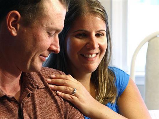 Đi Ý du lịch, vợ chồng người Mỹ bất ngờ tìm thấy chiếc nhẫn rơi 9 năm trước ở vỉa hè