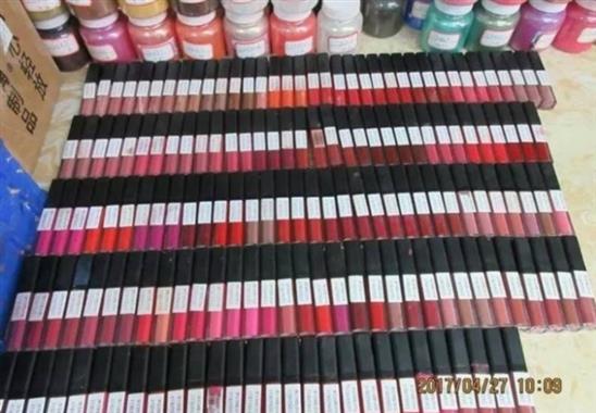 Hoảng hồn hình ảnh bên trong cơ sở sản xuất son giả