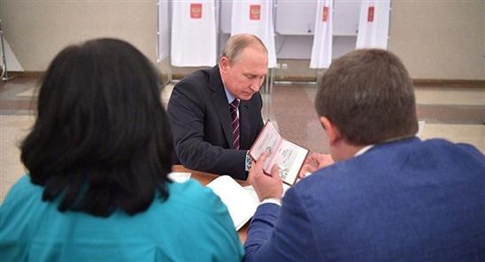 Ảnh hộ chiếu của Tổng thống Putin được đăng trên mạng