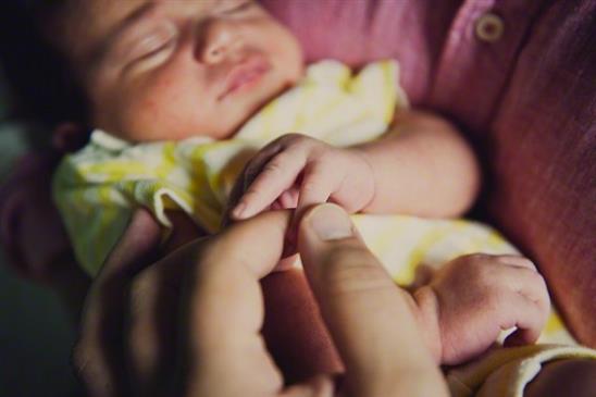 Sau khi sinh, vợ làm tôi choáng váng vì cách chăm con của cô ấy