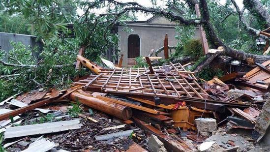 Bão số 10 quét qua miền Trung: “Sập hết rồi con ơi...”