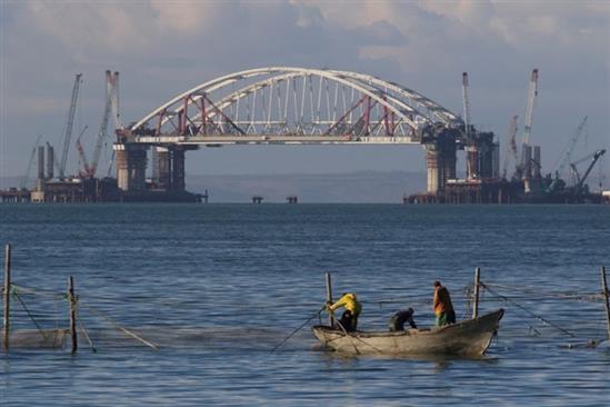 Máy bay Mỹ dò la Nga xây cầu và tăng quân ở Crưm
