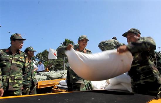 Đưa hàng cứu trợ của Nga đến người dân vùng bão Nam Trung bộ