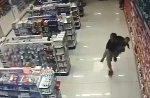 Video cảnh sát vừa bế con vừa bắn cướp