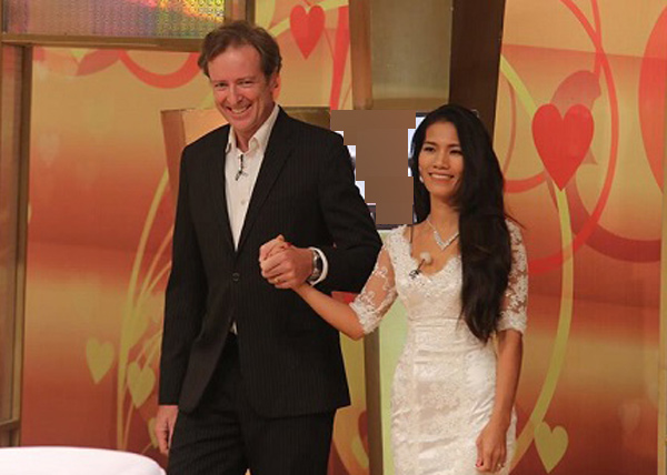 Chàng Úc 'say nắng' cô gái Việt kém 16 tuổi, kể khổ chuyện ăn mắm ám ảnh đến không thể hôn