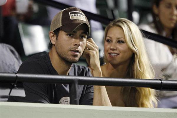 Ca sĩ Enrique Iglesias đón cặp sinh đôi cùng 'búp bê Nga' Anna Kournikova