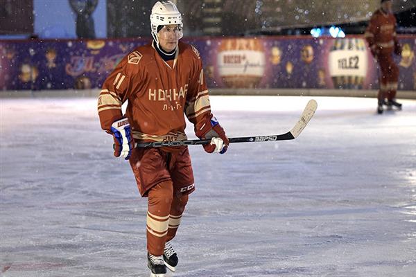 Tổng thống Putin khoe tài chơi khúc côn cầu trên Quảng trường Đỏ