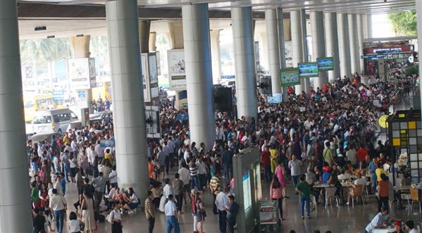 Tân Sơn Nhất ngột ngạt: 10 người đón 1 người về Tết