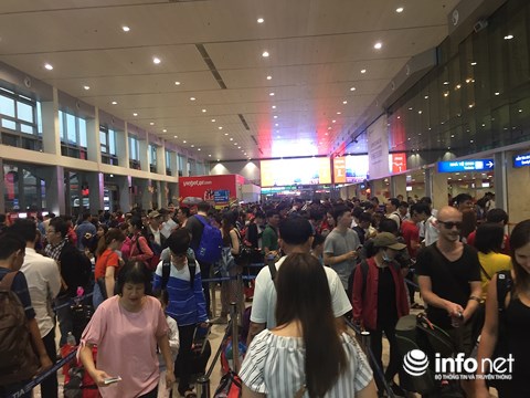 Rồng rắn xếp hàng chờ đi máy bay tối mùng 1 Tết Mậu Tuất