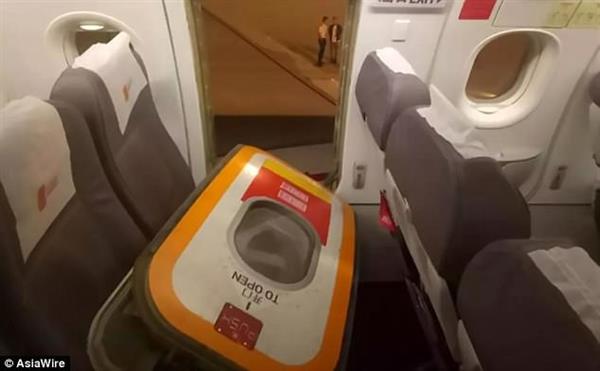 Hành khách mở cửa thoát hiểm máy bay vì... quá nóng và ngột ngạt