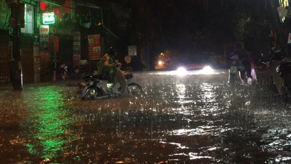 Mưa lớn nhấn chìm nhiều tuyến đường Hà Nội