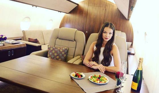 Đỉnh cao sống ảo: Thuê máy bay riêng chụp ảnh sang chảnh
