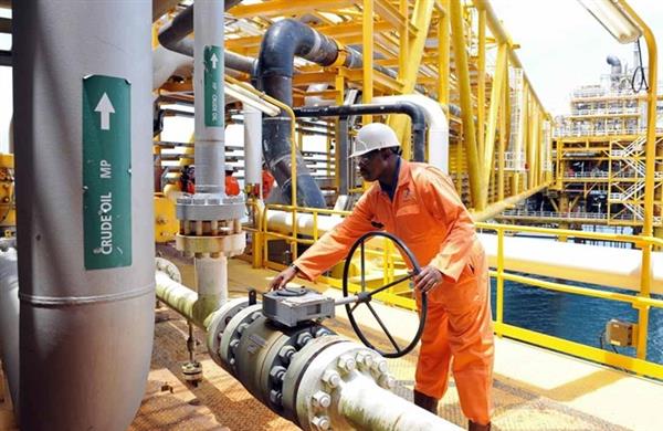 Thị trường dầu kém lạc quan khi Nga và OPEC chuẩn bị tăng nguồn cung trở lại