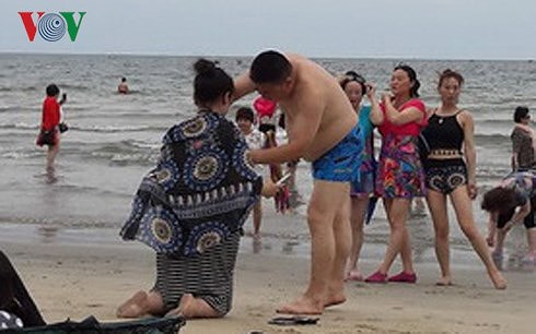Nổi mẩn đỏ khi tắm biển Đà Nẵng: Do sứa lửa