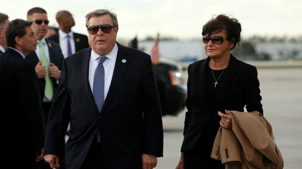 Bố mẹ vợ Tổng thống Trump được cấp quốc tịch Mỹ gây xôn xao