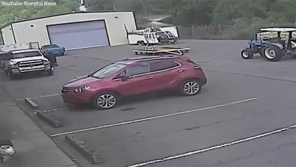 Trực thăng vừa cất cánh bị gió thổi chao đảo, rơi vỡ tan tành