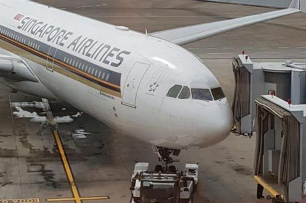 Máy bay Singapore đi TP HCM tông ống lồng