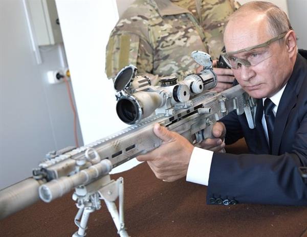 Ông Putin trổ tài thiện xạ khi thử mẫu súng trường mới của Nga