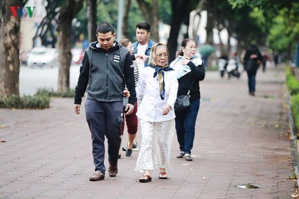 Ảnh: Người Hà Nội đón gió lạnh đầu mùa