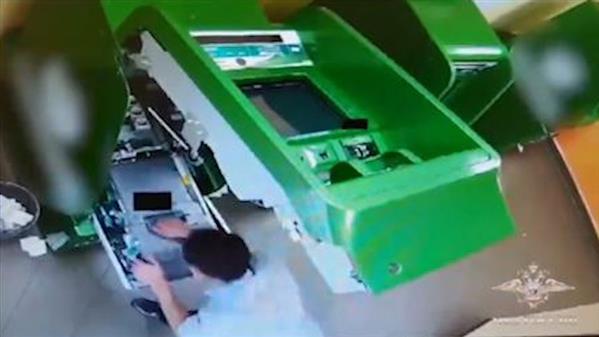 Hì hục phá nguyên một cây ATM để trộm tiền, tên trộm “đen đủi” lấy phải két giả