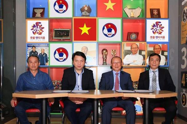 Tranh cãi chuyện ai trả tiền lương cho HLV Park Hang Seo