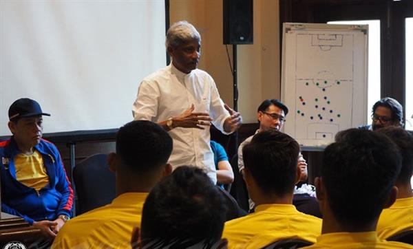 Để hạ tuyển Việt Nam, người Malaysia tìm đến 'Phù thủy' Rajagobal