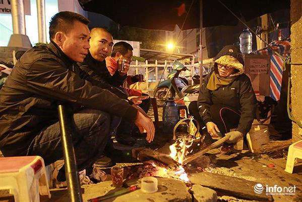 Người Hà Nội đốt lửa sưởi ấm trong những đêm rét kỷ lục
