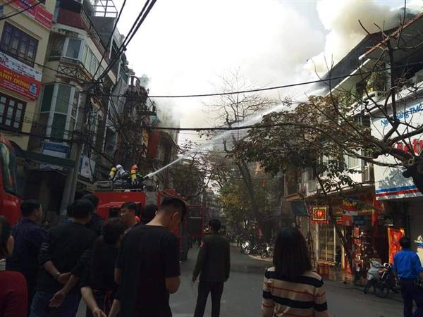 Hà Nội: Đốt vàng mã tiễn ông Công, ông Táo nhà phố cổ bốc cháy dữ dội
