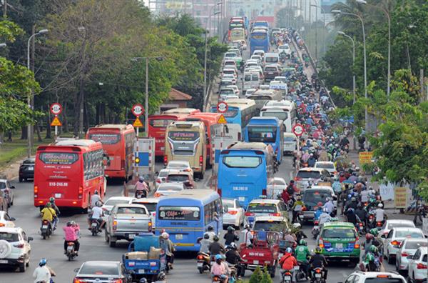 Hàng ngàn người kéo nhau về quê ăn Tết, 'tứ phía' bến xe Miền Đông 'thất thủ'