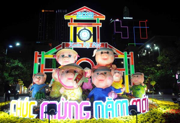 Hàng ngàn người dân đổ về đường hoa Tết Nguyễn Huệ trong ngày đầu mở cửa