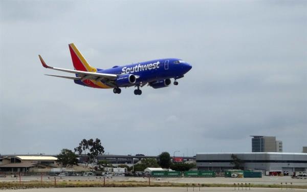 Máy bay Boeing 737 Max 8 gặp sự cố phải hạ cánh khẩn cấp tại Mỹ