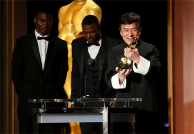 Thành Long mãn nguyện nhận tượng vàng Oscar ở tuổi 62