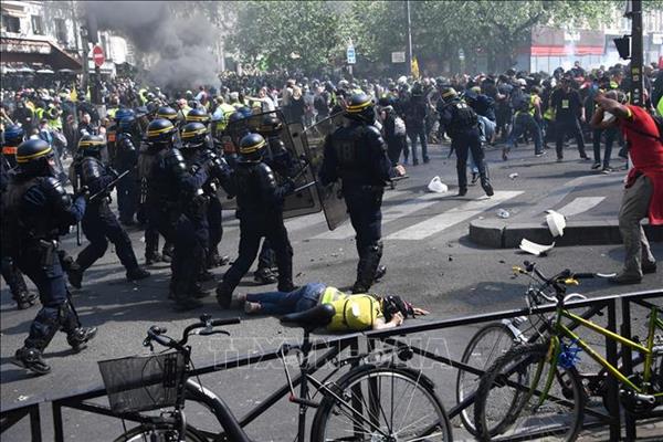 Cảnh sát Paris 'đánh nhầm' nữ phóng viên Nga đưa tin về biểu tình?