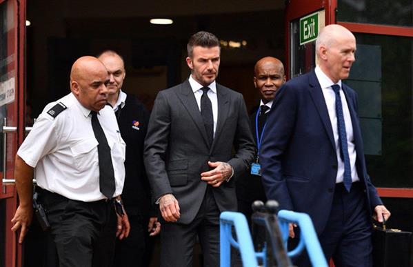 Beckham bị treo bằng nửa năm vì dùng điện thoại khi lái xe
