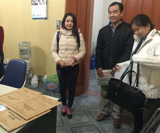 Người nộp hồ sơ thi công chức khóc nức nở trước phòng nội vụ