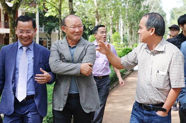 Bầu Đức, huấn luyện viên Park Hang-seo và cái giá của bóng đá Việt Nam